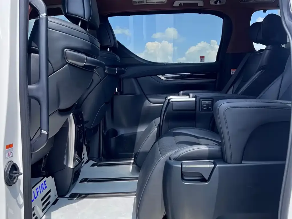Toyota Vellfire — фото 8