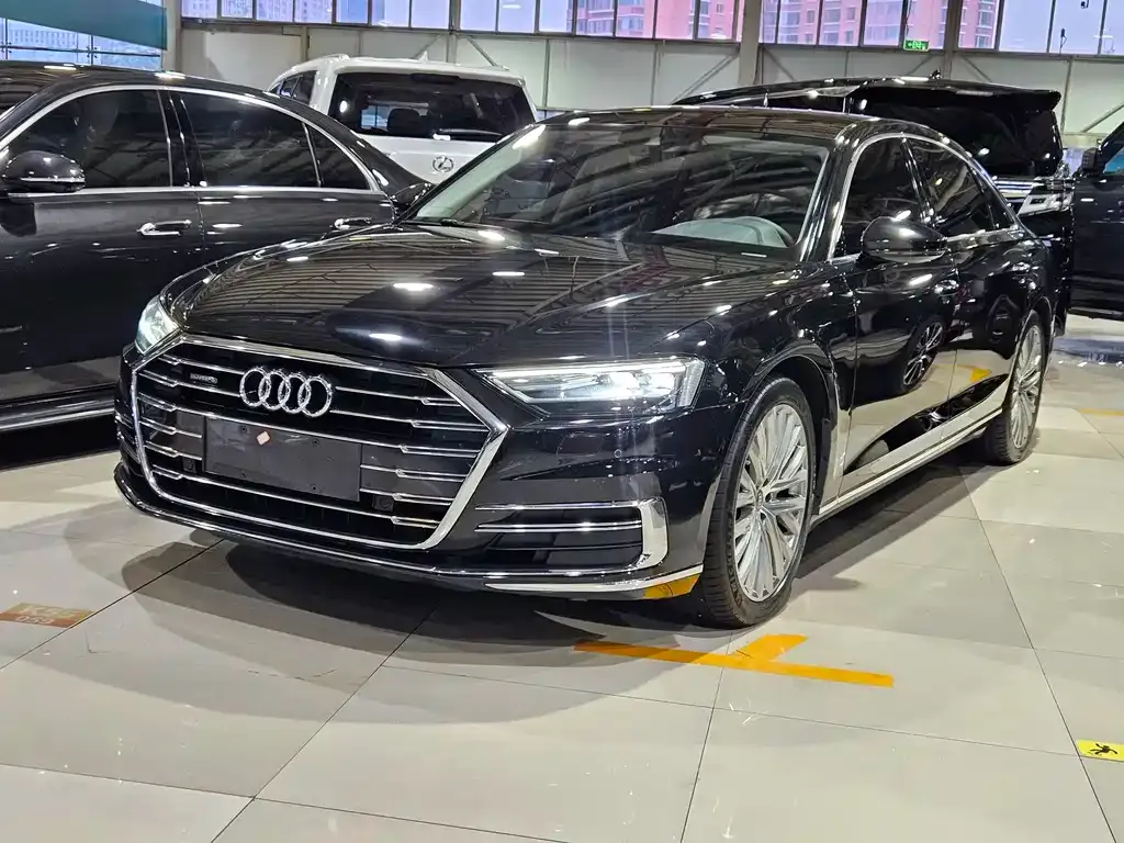 Audi A8 — фото 1