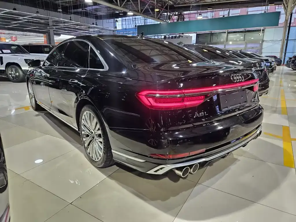 Audi A8 — фото 6