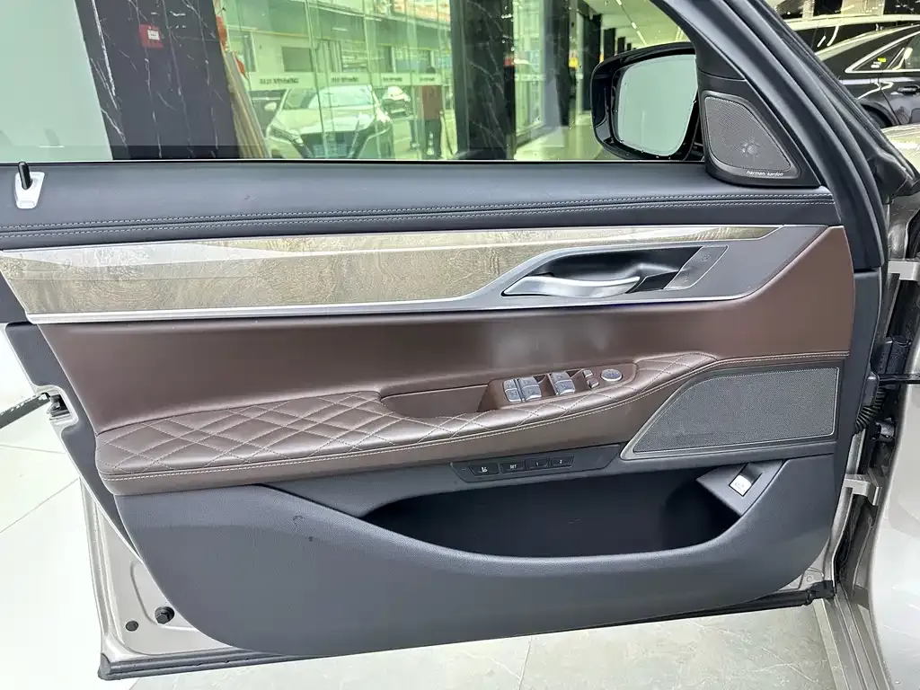 BMW 7 Series — фото 10