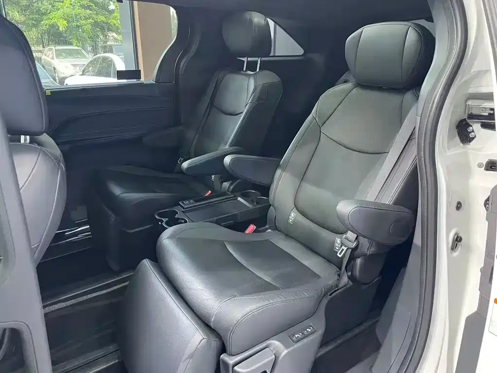 Toyota Granvia — фото 10