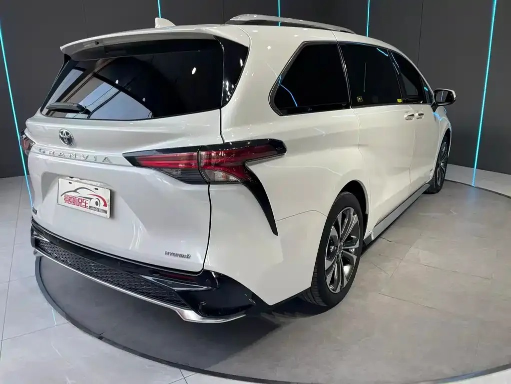 Toyota Granvia — фото 6