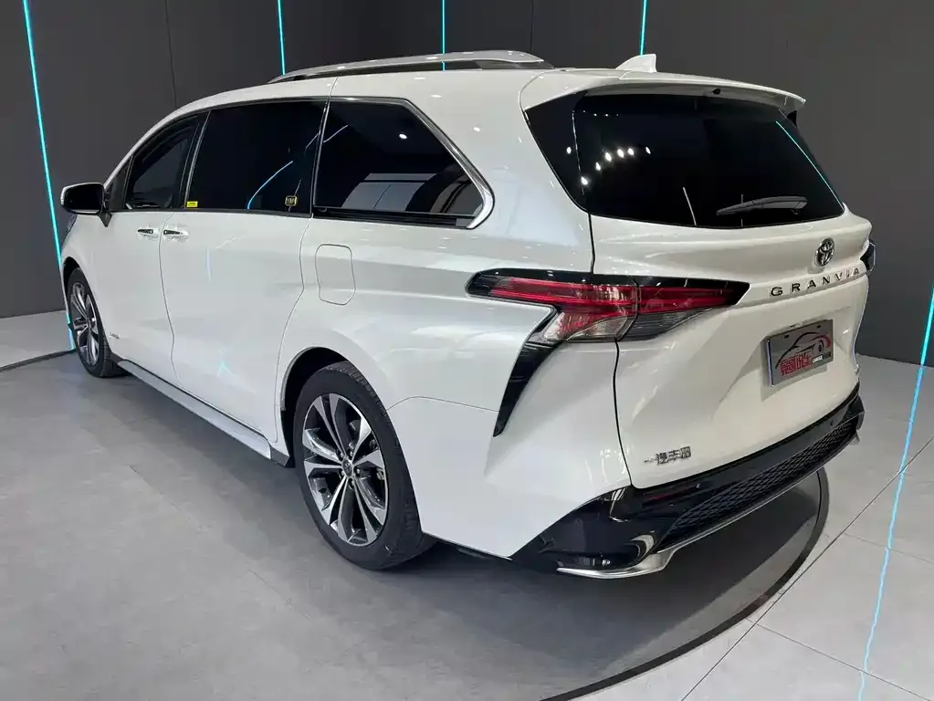 Toyota Granvia — фото 8