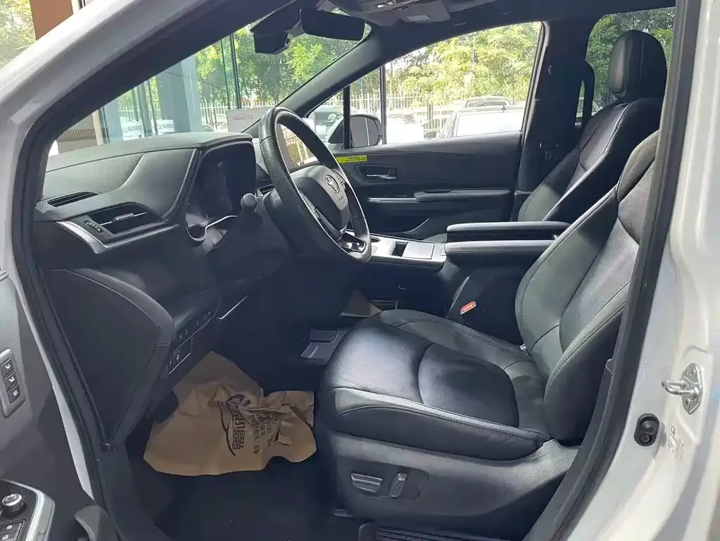 Toyota Granvia — фото 9