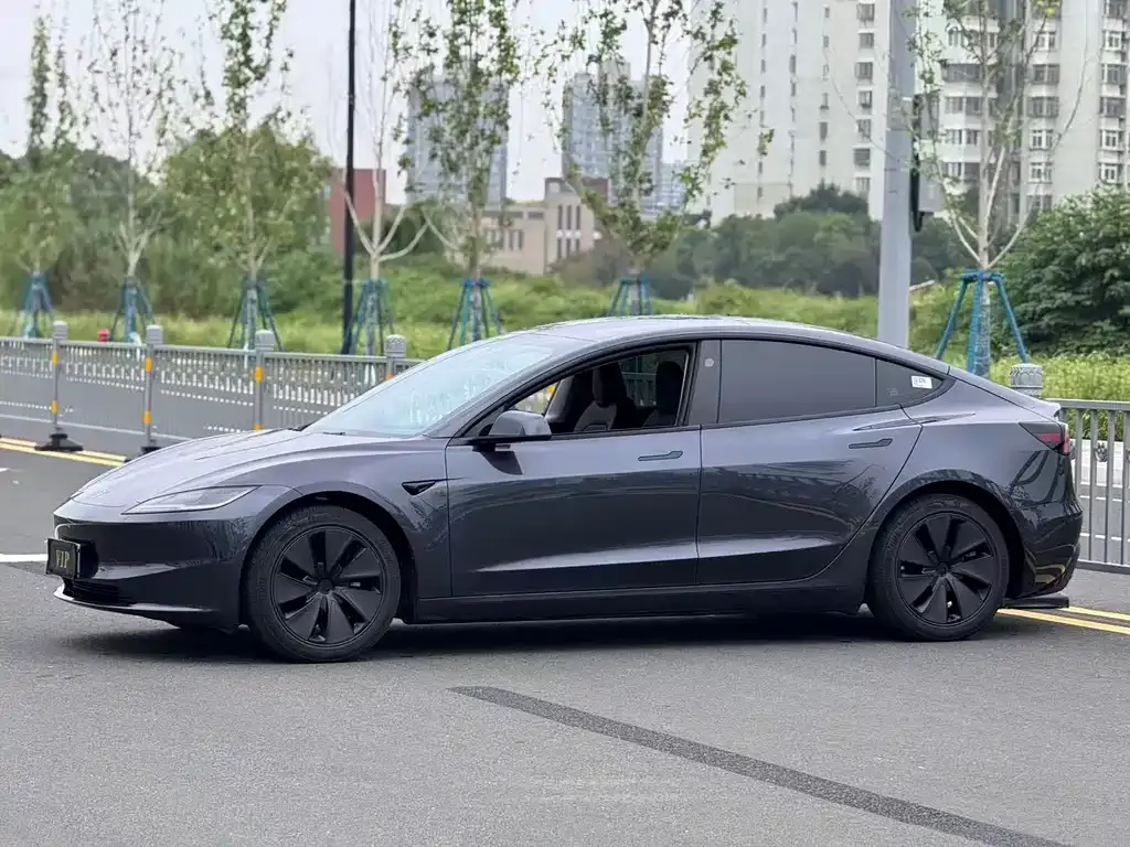 Tesla Model 3 — фото 1