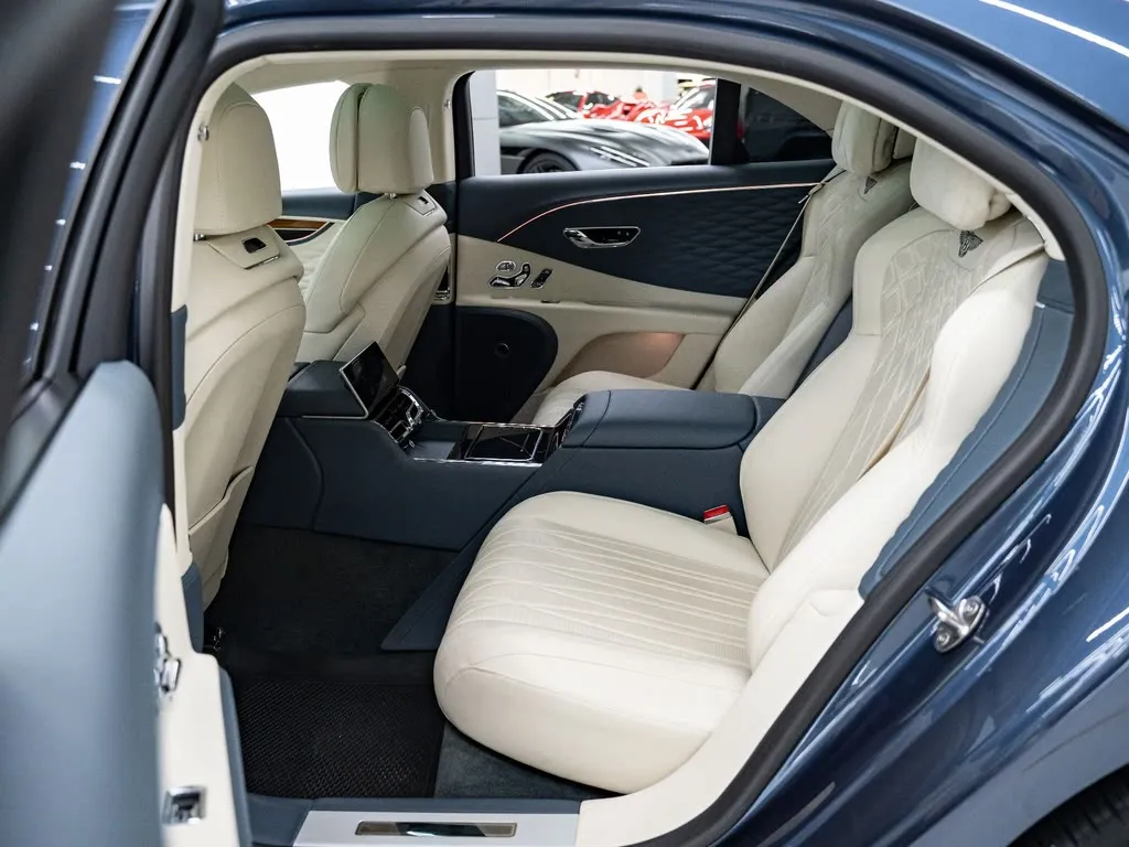 Bentley Flying Spur — фото 10