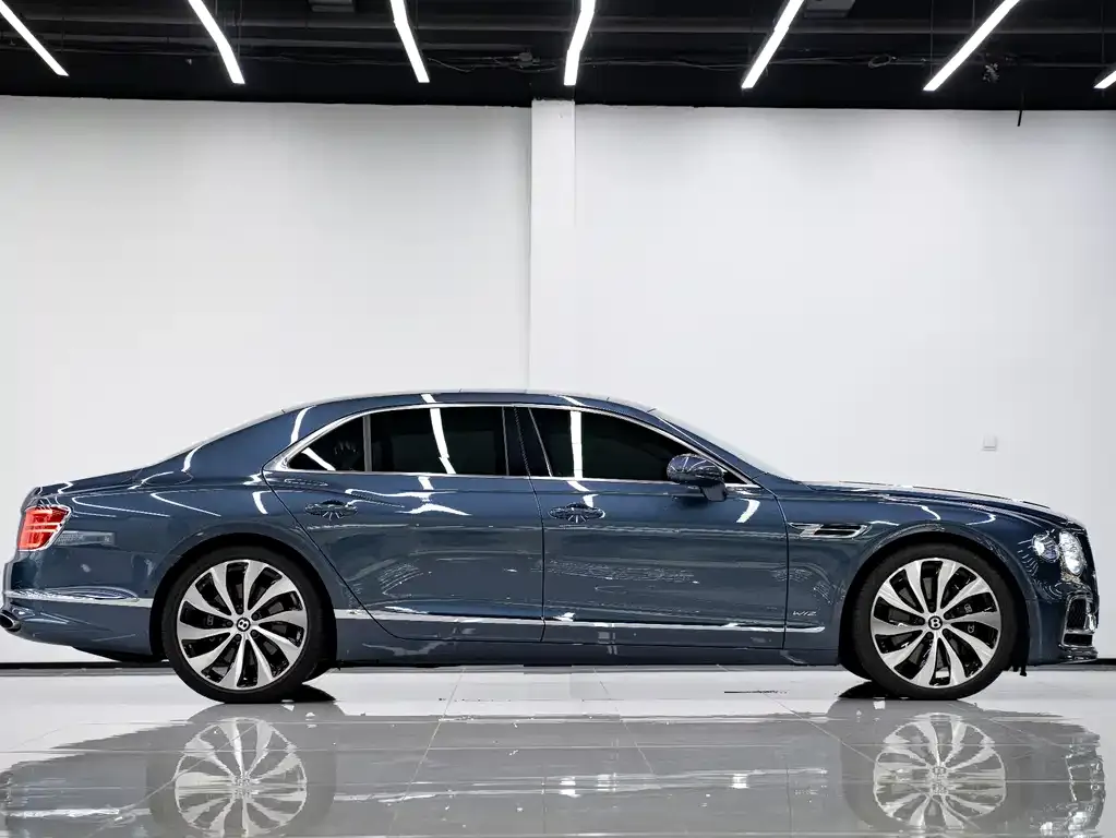Bentley Flying Spur — фото 3