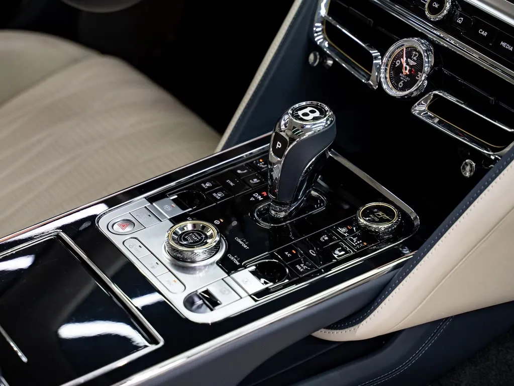 Bentley Flying Spur — фото 8