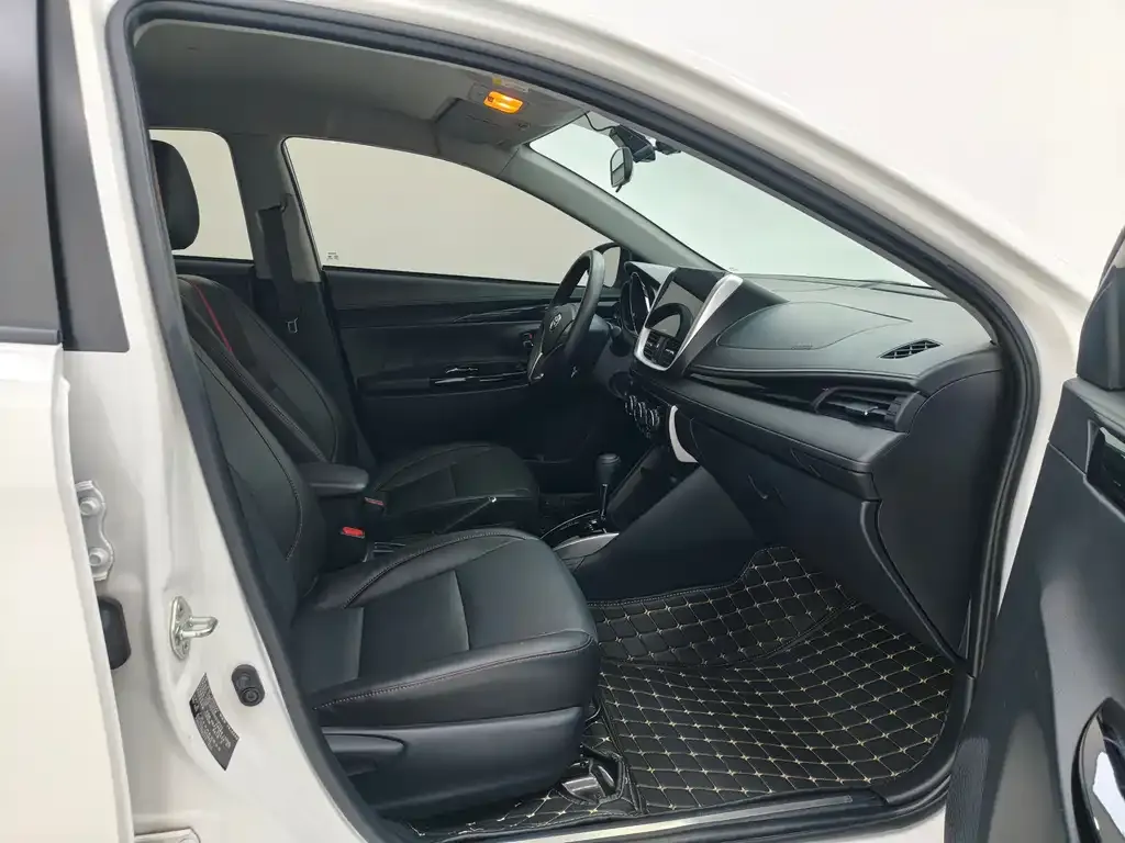 Toyota Yaris L — фото 10