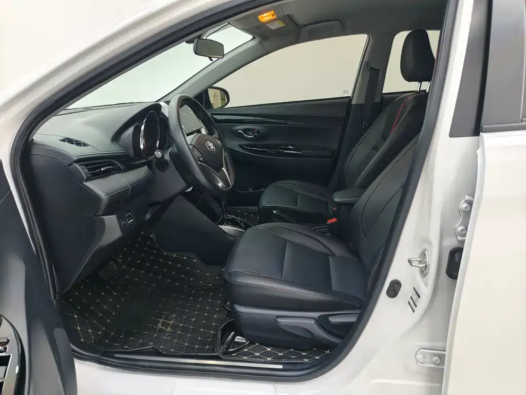 Toyota Yaris L — фото 7