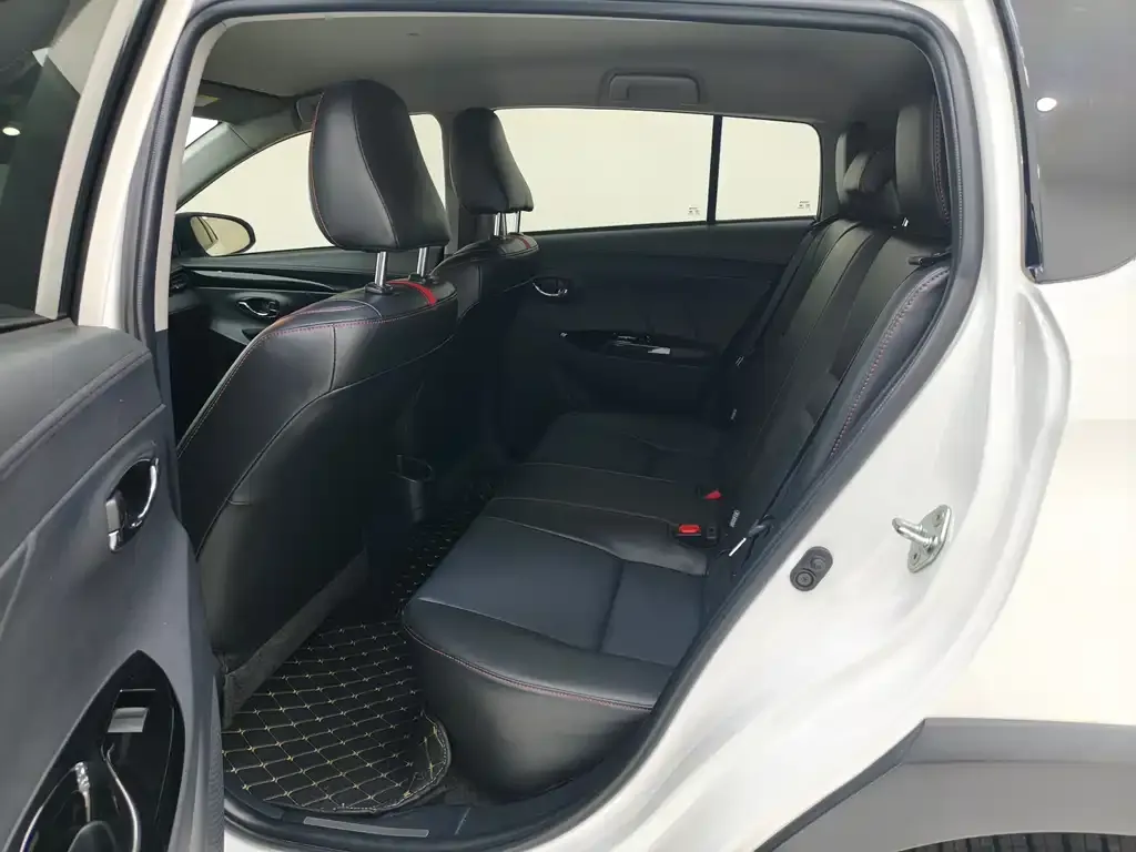 Toyota Yaris L — фото 8