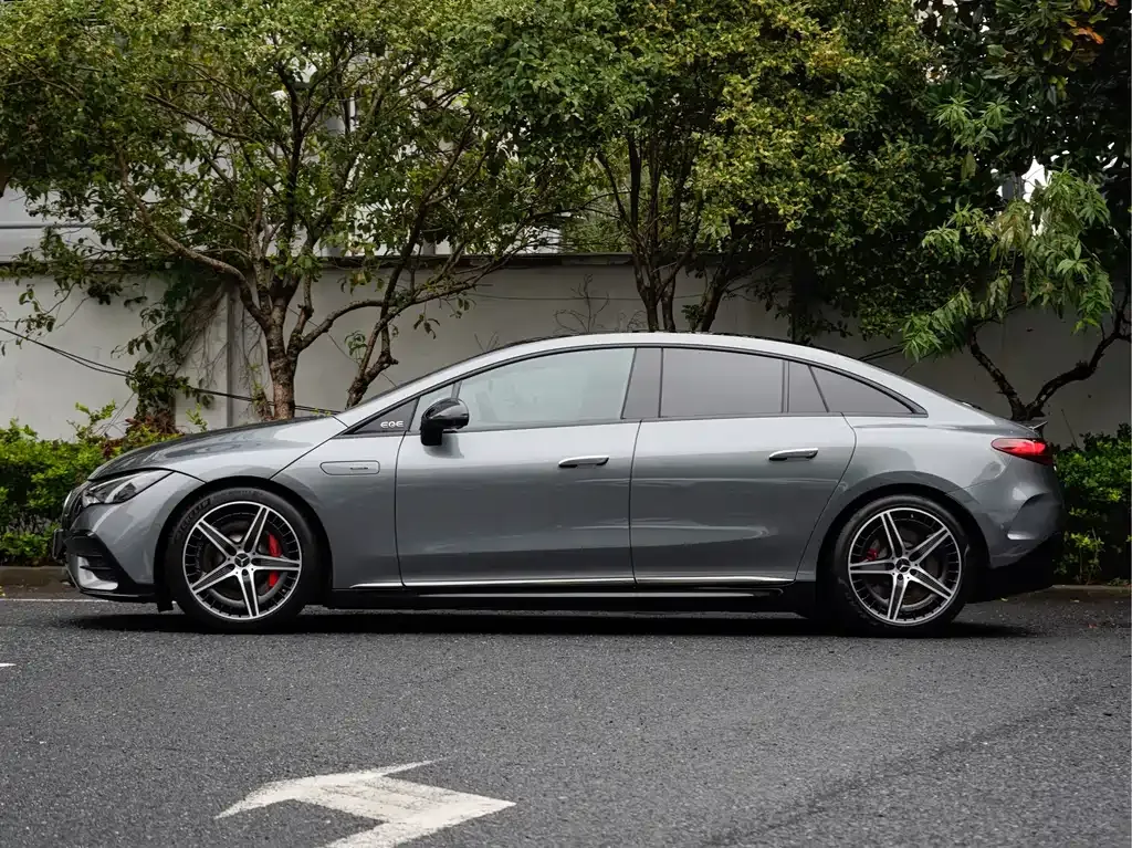 Mercedes-Benz EQE AMG — фото 4