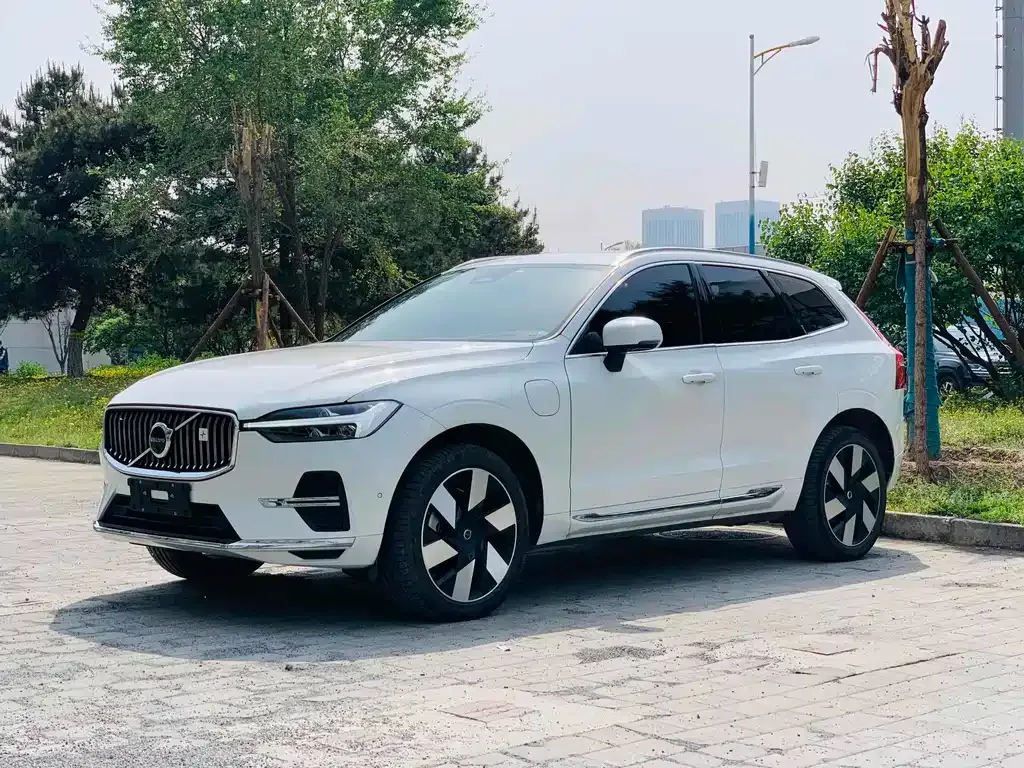 Volvo XC60 PHEV — фото 1