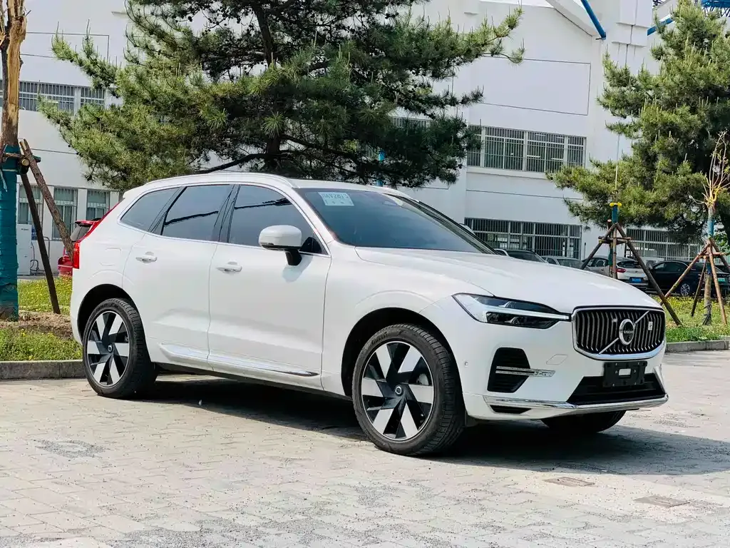 Volvo XC60 PHEV — фото 3