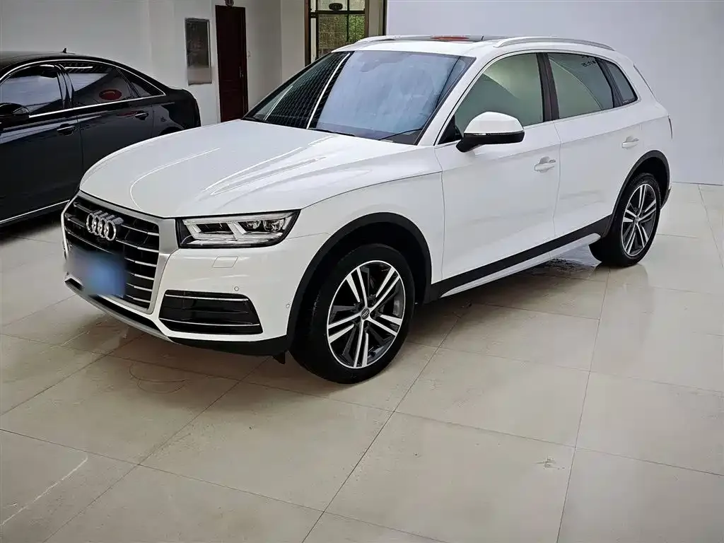 Audi Q5L — фото 1