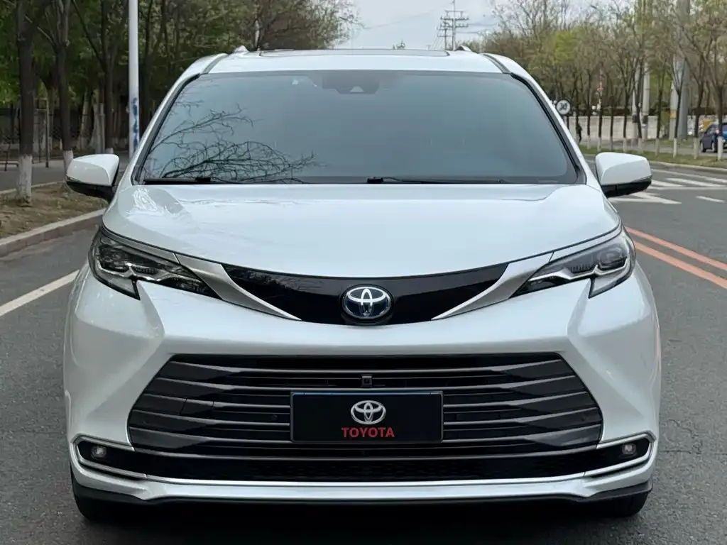 Toyota Sienna — фото 1