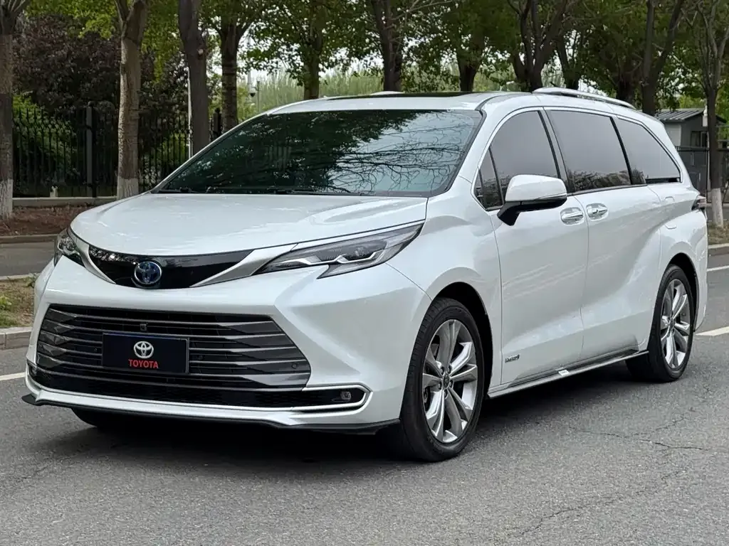 Toyota Sienna — фото 3