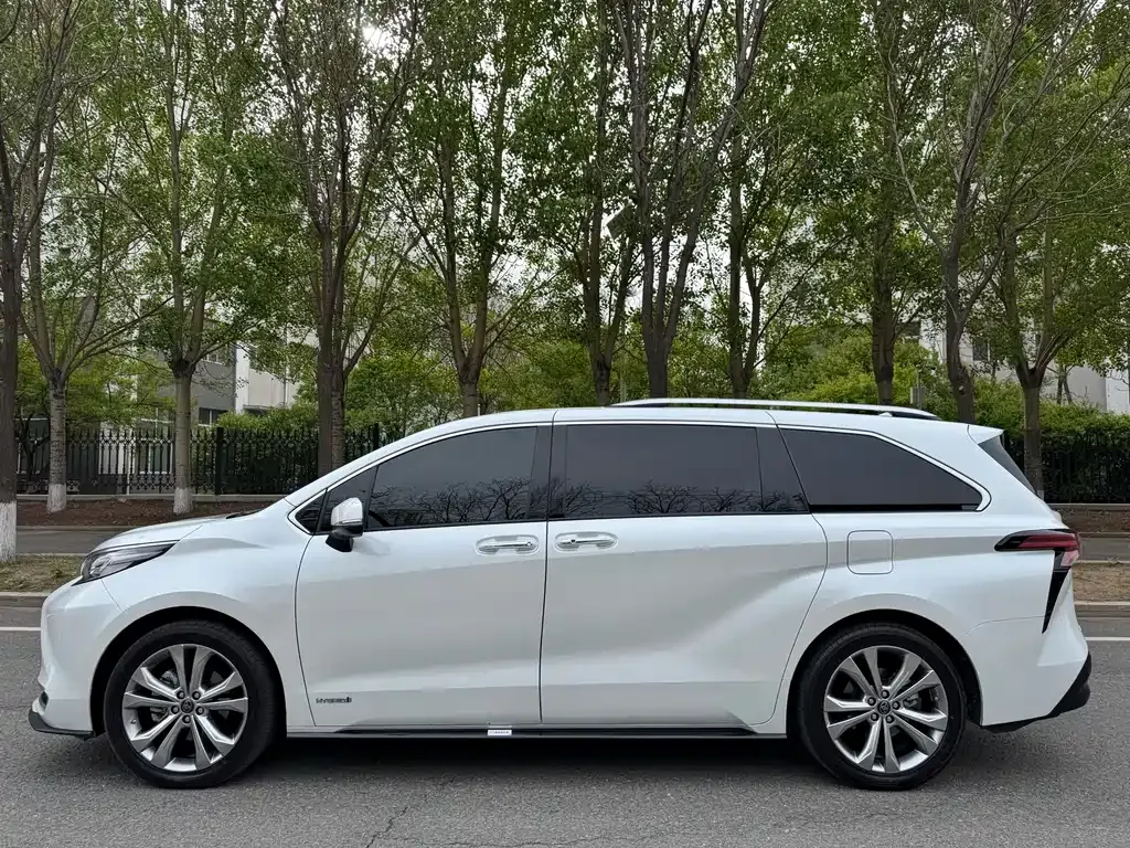 Toyota Sienna — фото 7
