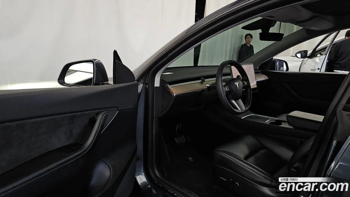 Tesla Model Y — фото 10