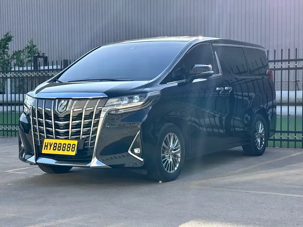 Toyota Alphard — фото 1