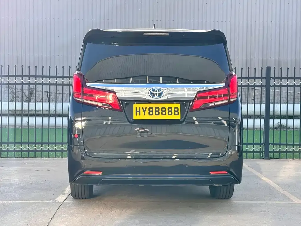 Toyota Alphard — фото 5