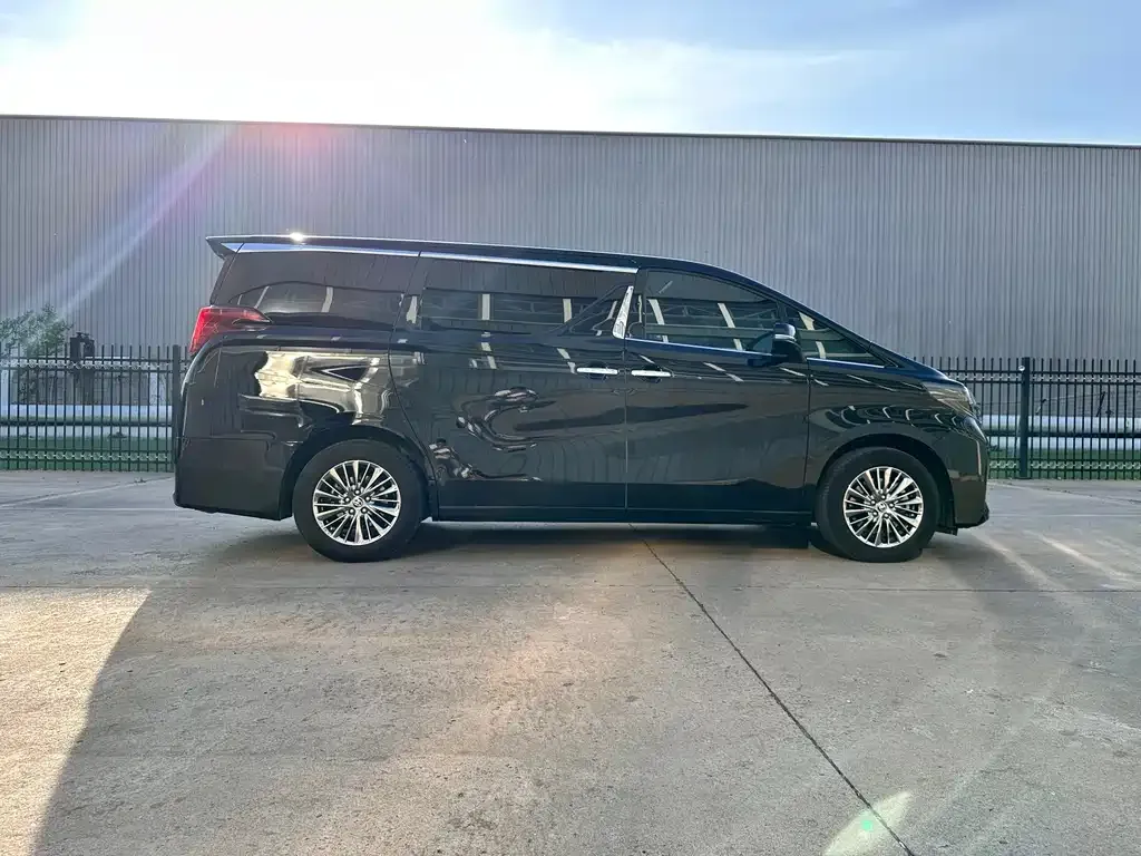 Toyota Alphard — фото 7