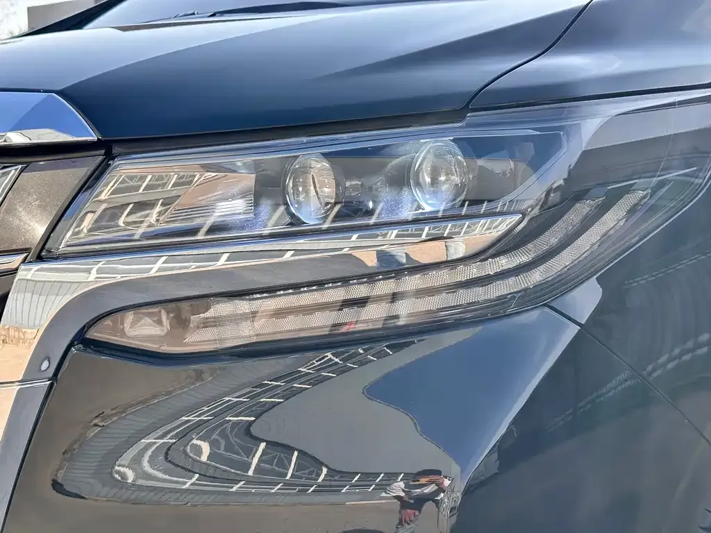 Toyota Alphard — фото 8