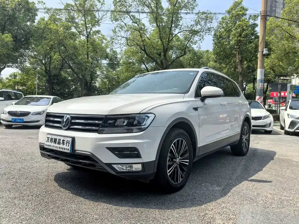 Volkswagen Tiguan L — фото 1