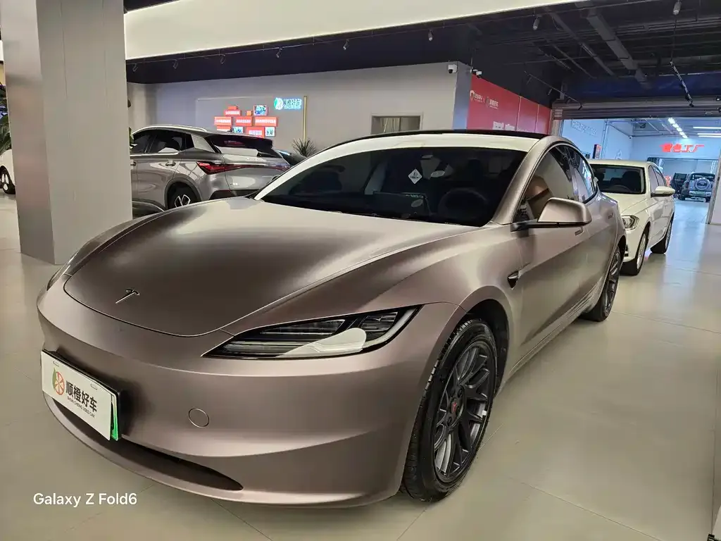 Tesla Model 3 — фото 1
