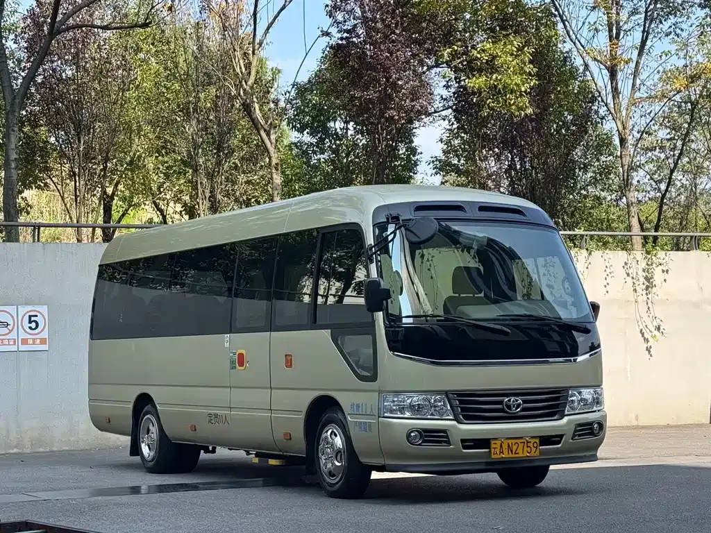 Toyota Coaster — фото 2