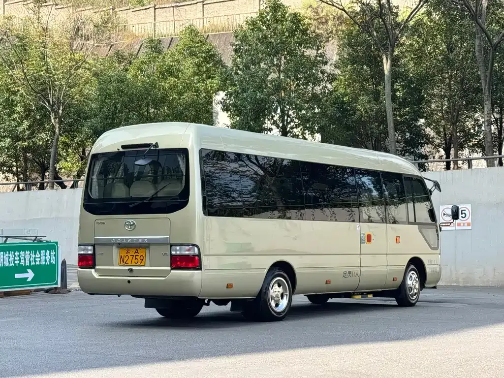 Toyota Coaster — фото 8