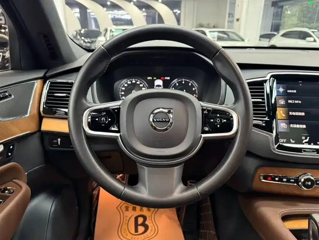 Volvo XC90 — фото 9
