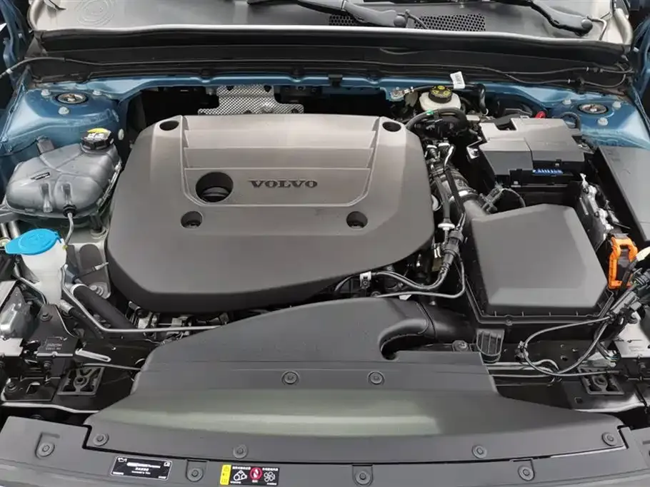 Volvo XC40 — фото 10