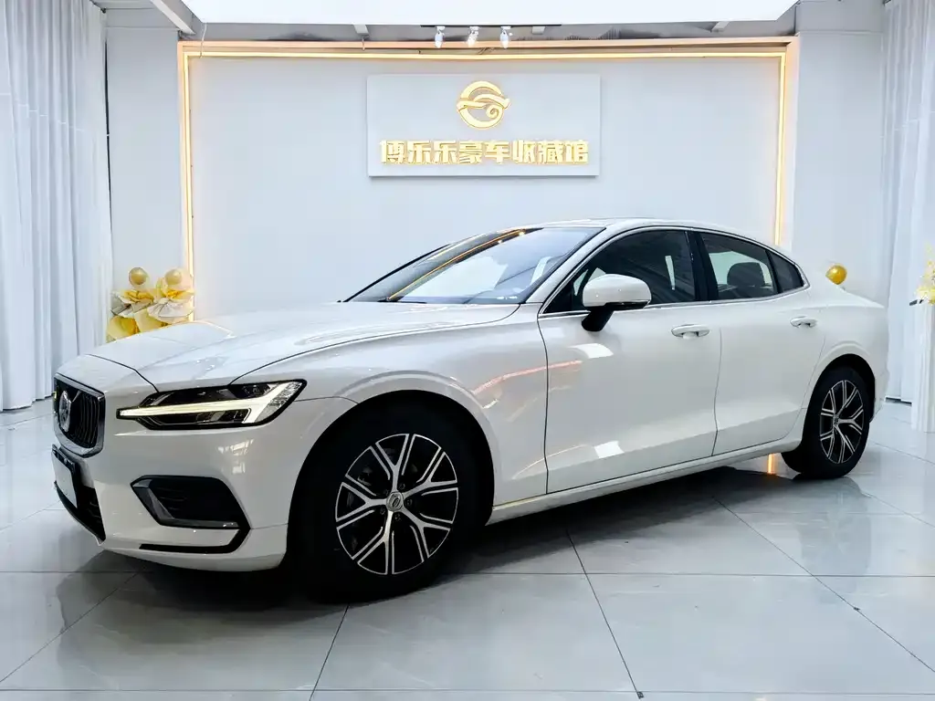 Volvo S60 — фото 1