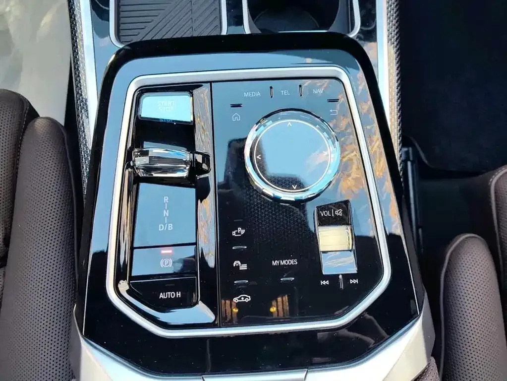 BMW i7 — фото 2