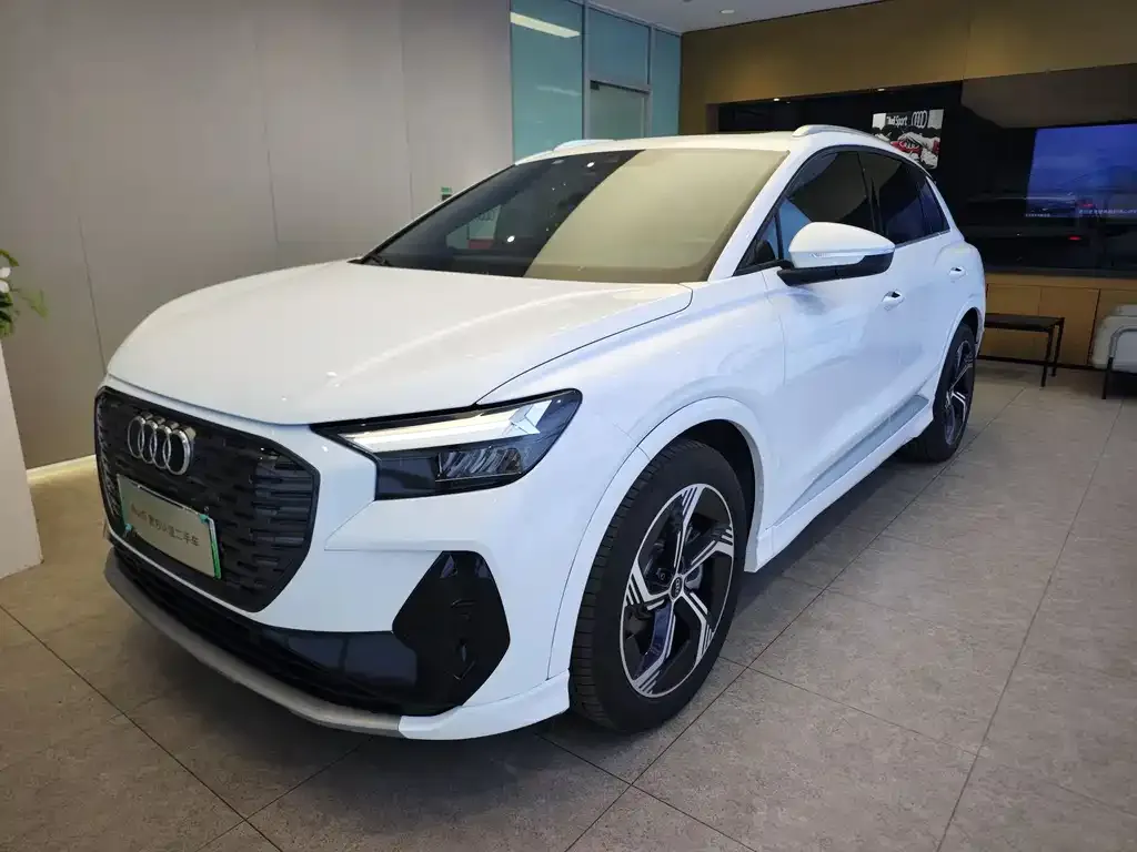 Audi Q4 e-tron — фото 1