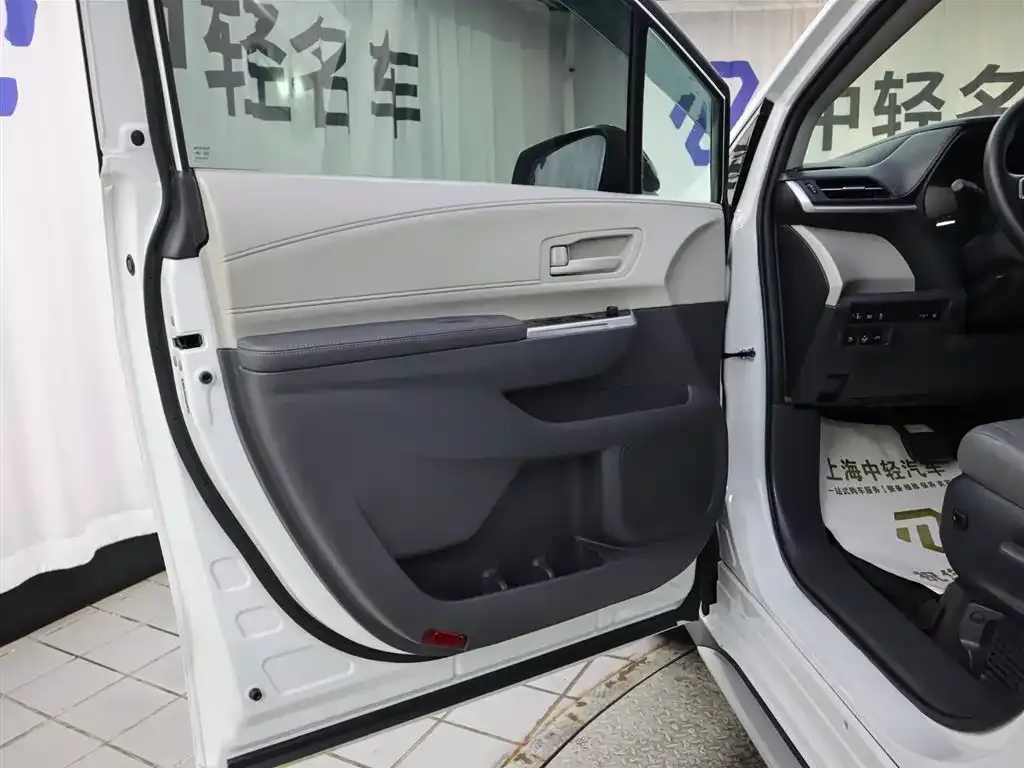 Toyota Granvia — фото 6