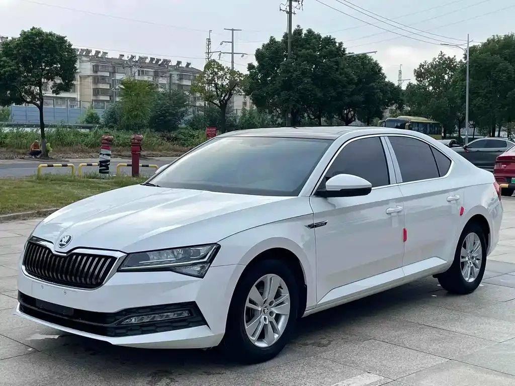 Skoda Superb — фото 1