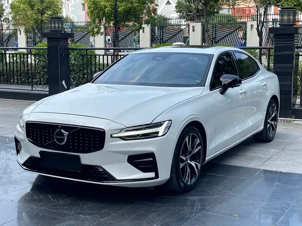 Volvo S60 — фото 1