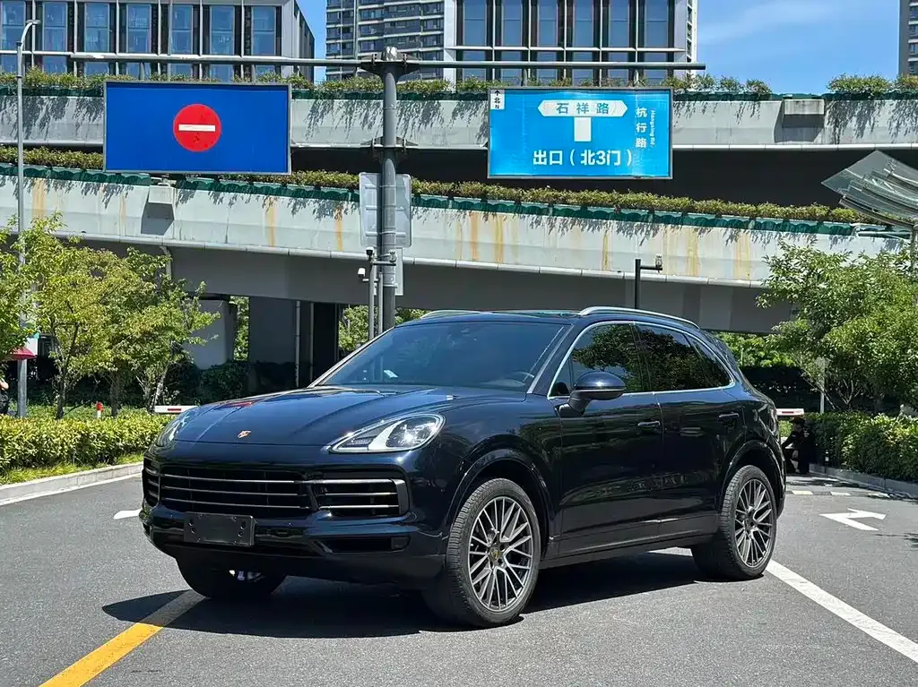 Porsche Cayenne — фото 1