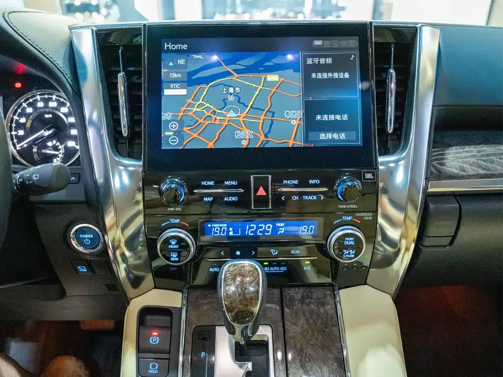 Toyota Alphard — фото 10