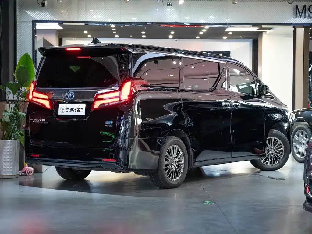 Toyota Alphard — фото 4