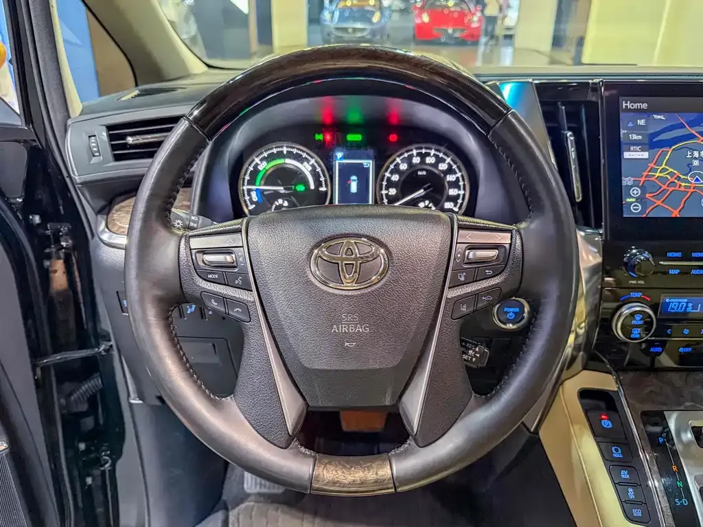 Toyota Alphard — фото 7