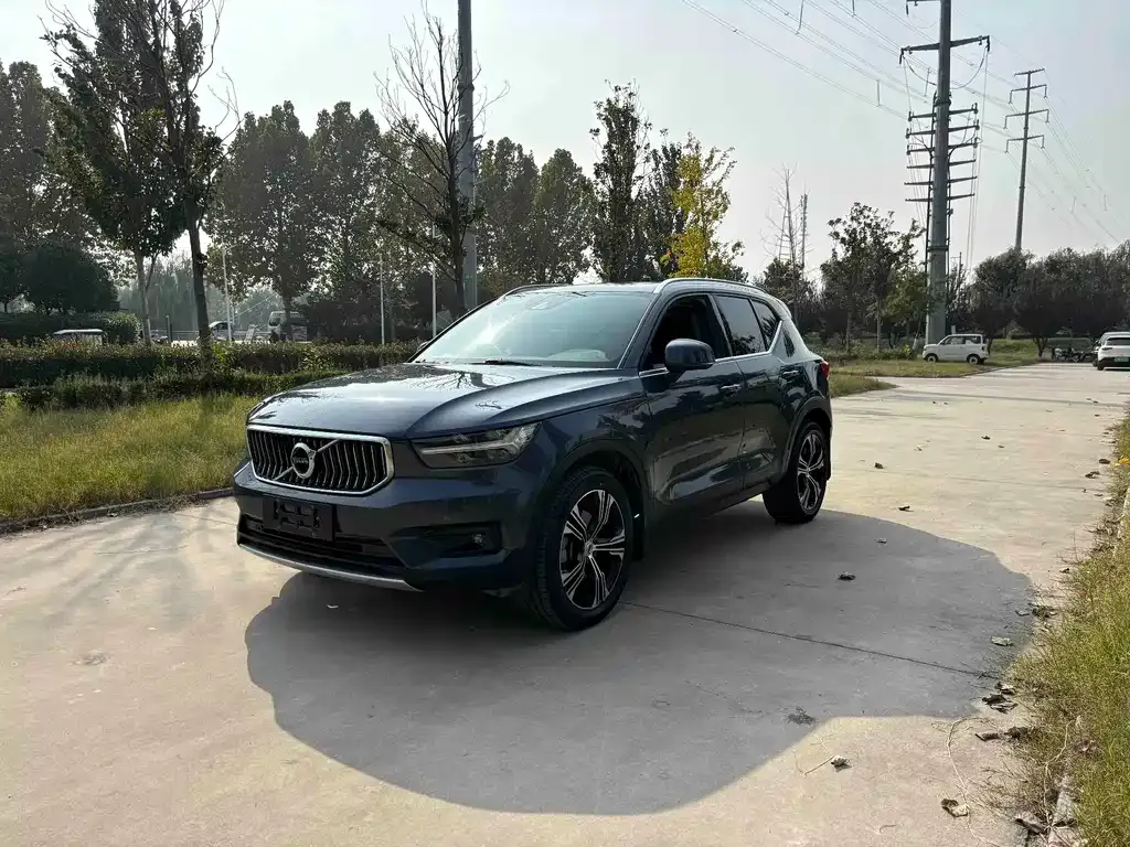 Volvo XC40 — фото 1