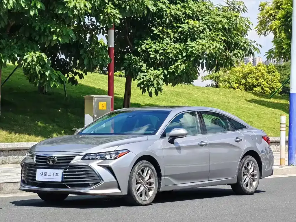 Toyota Avalon — фото 1