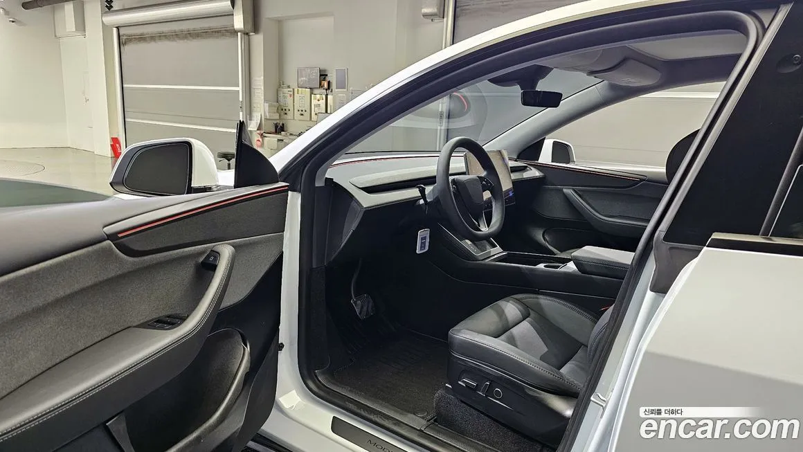 Tesla Model Y — фото 10