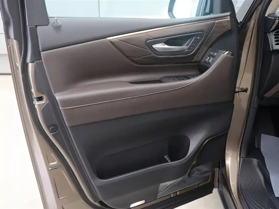Toyota Alphard — фото 10