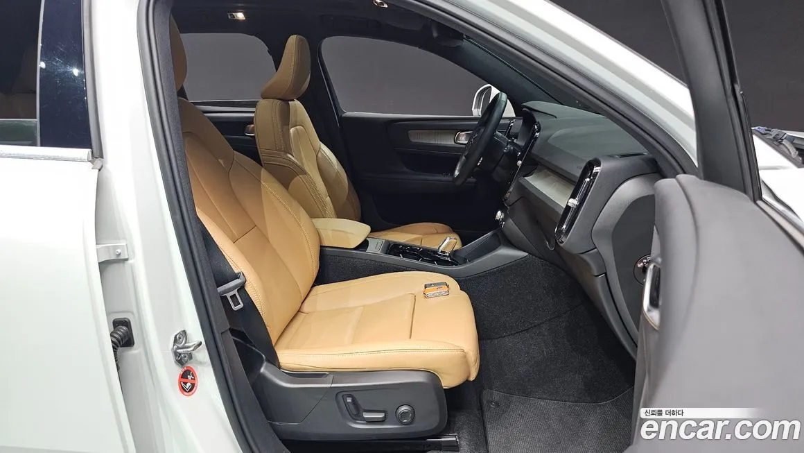 Volvo XC40 — фото 10