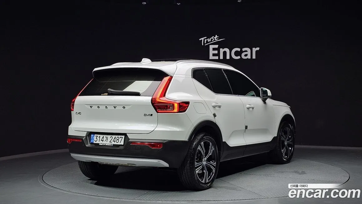 Volvo XC40 — фото 2