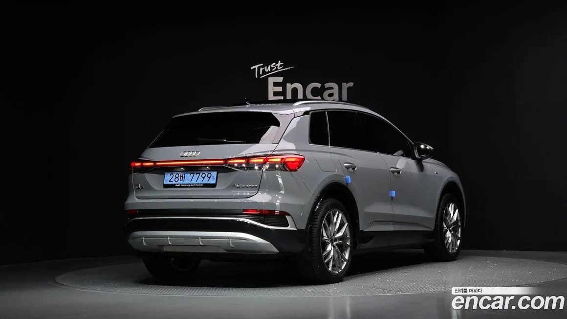 Audi Q4 e-tron — фото 2